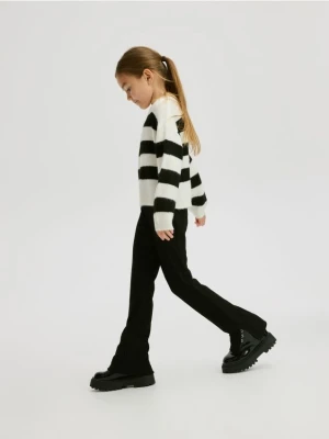 Reserved - Prążkowane spodnie flare - czarny