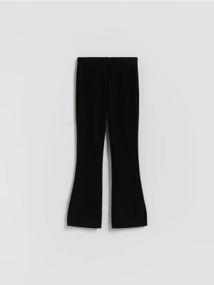 Reserved - Prążkowane spodnie flare - czarny