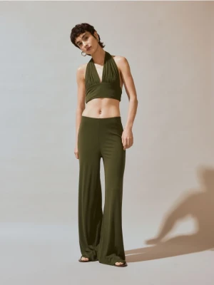 Reserved - Prążkowane spodnie flare - jasny zielony