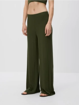 Reserved - Prążkowane spodnie flare - jasny zielony