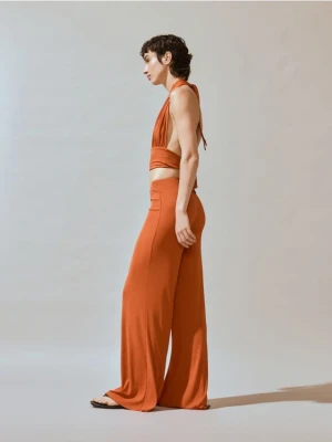 Reserved - Prążkowane spodnie flare - pomarańczowy