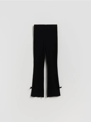 Reserved - Prążkowane spodnie z kokardkami - czarny