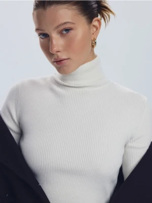 Reserved - Prążkowany golf - złamana biel