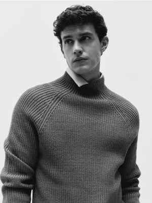 Reserved - Prążkowany sweter z niską stójką - ciemnoszary