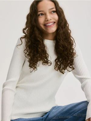 Reserved - Prążkowany sweter - złamana biel