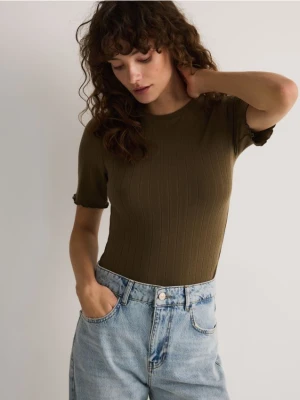 Reserved - Prążkowany t-shirt z dodatkiem wiskozy - oliwkowy