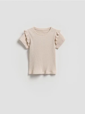 Reserved - Prążkowany t-shirt z falbankami - beżowy