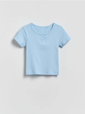 Reserved - Prążkowany t-shirt z guzikami - jasnoniebieski