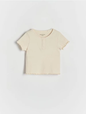 Reserved - Prążkowany t-shirt z guzikami - kremowy