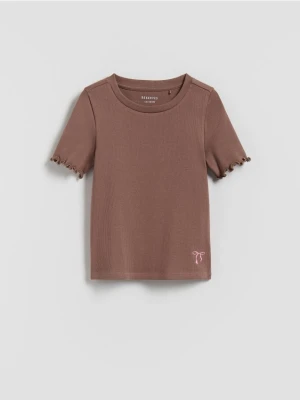 Reserved - Prążkowany t-shirt z haftem - beżowy