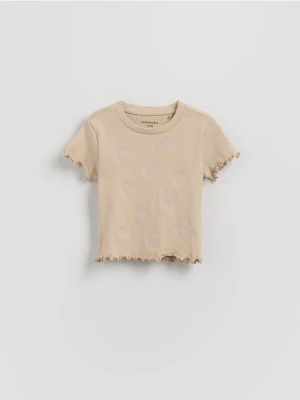 Reserved - Prążkowany t-shirt z haftem - beżowy