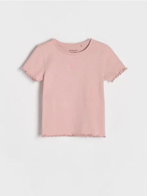 Reserved - Prążkowany t-shirt z haftem - brudny róż