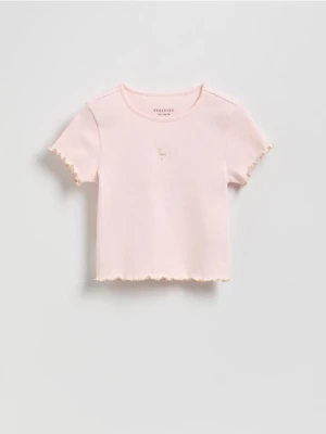 Reserved - Prążkowany t-shirt z haftem - pastelowy róż