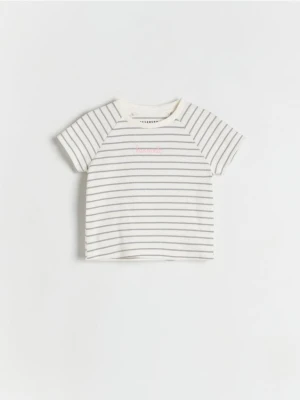 Reserved - Prążkowany t-shirt z haftem - złamana biel
