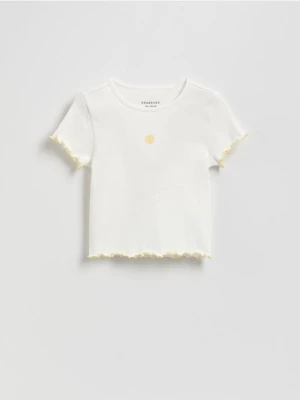 Reserved - Prążkowany t-shirt z haftem - złamana biel