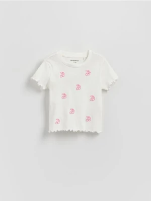 Reserved - Prążkowany t-shirt z haftem - złamana biel