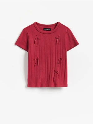 Reserved - Prążkowany t-shirt z kokardami - bordowy
