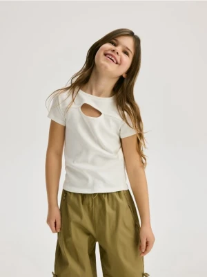 Reserved - Prążkowany t-shirt z wycięciem - złamana biel