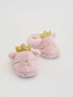 Reserved - Puszyste kapcie z koroną - pastelowy róż