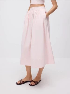 Reserved - Rozkloszowana spódnica midi - pastelowy róż