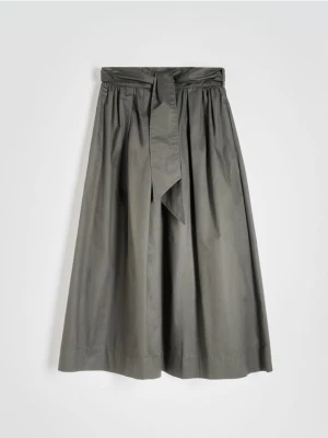 Reserved - Rozkloszowana spódnica midi z wiązaniem - ciemnozielony