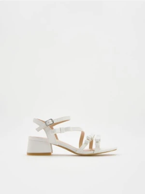 Reserved - Sandałki na obcasie - biały