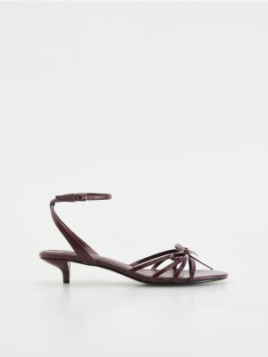 Reserved - Sandały na obcasie z kokardkami - bordowy