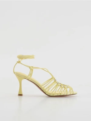 Reserved - Sandały na obcasie z koralikami - jasnożółty