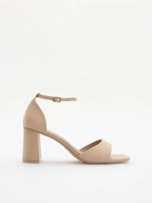 Reserved - Sandały na słupku - beżowy