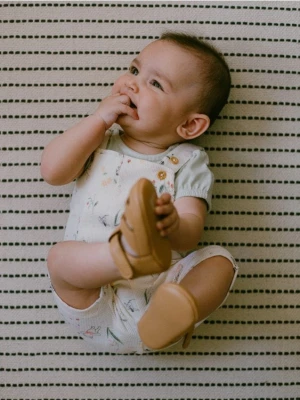 Reserved - Sandały z imitacji skóry - beżowy