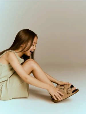 Reserved - Sandały z imitacji zamszu - ciemnobrązowy