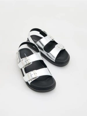Reserved - Sandały z metalicznym efektem - srebrny