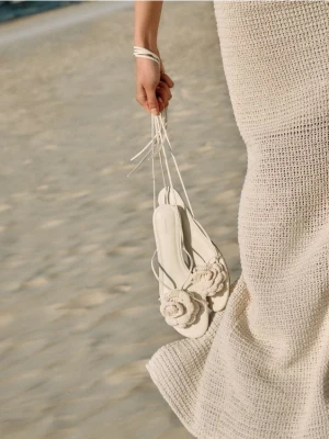 Reserved - Sandały z wiązaniem wokół kostki - złamana biel