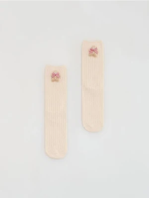 Reserved - Skarpetki ze świąteczną naszywką - beżowy