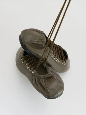 Reserved - Skórzane baleriny z wiązaniem - brązowy