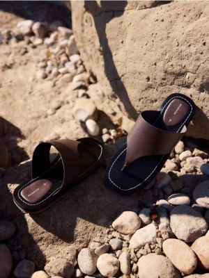 Reserved - Skórzane klapki - beżowy