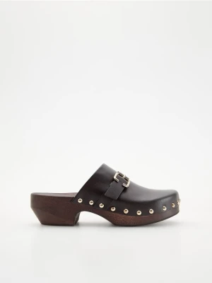 Zdjęcie produktu Reserved - Skórzane klapki z ćwiekami - ciemnobrązowy