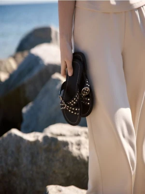 Reserved - Skórzane klapki z ćwiekami - ciemnobrązowy