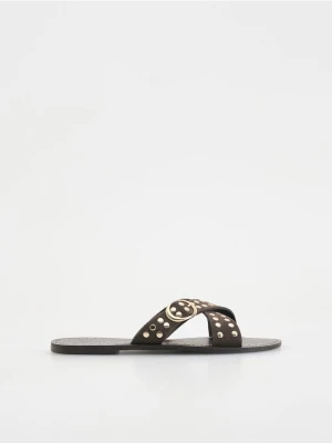 Reserved - Skórzane klapki z ćwiekami - ciemnobrązowy