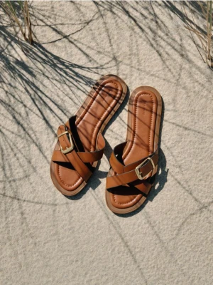 Reserved - Skórzane klapki z klamrami - brązowy