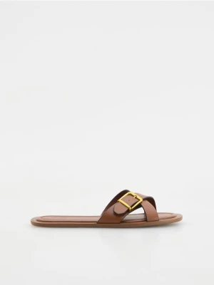 Reserved - Skórzane klapki z klamrami - brązowy