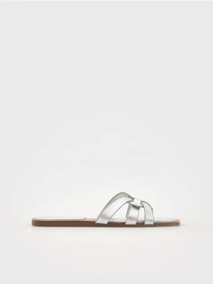 Reserved - Skórzane klapki z metalicznym efektem - srebrny