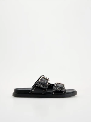 Reserved - Skórzane klapki z okuciami - czarny