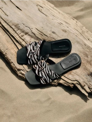 Reserved - Skórzane klapki z włosem - wielobarwny