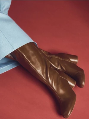 Reserved - Skórzane kozaki na obcasie - brązowy