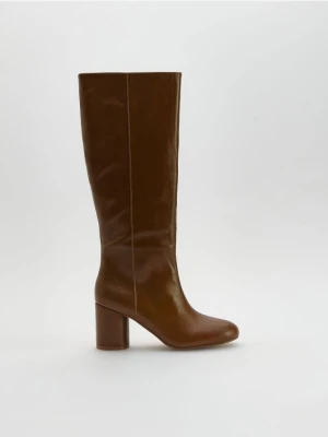 Reserved - Skórzane kozaki na obcasie - brązowy