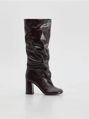 Reserved - Skórzane kozaki z marszczeniem - bordowy