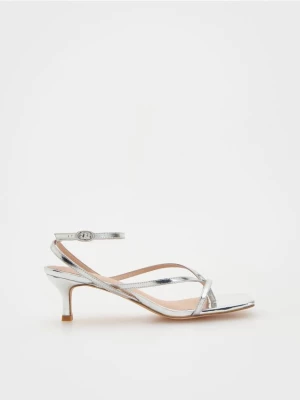 Reserved - Skórzane sandały z metalicznym efektem - srebrny