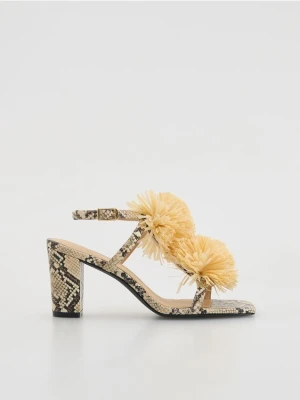 Reserved - Skórzane sandały z pomponami - wielobarwny