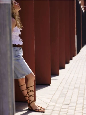 Reserved - Skórzane sandały z wiązaniem - beżowy